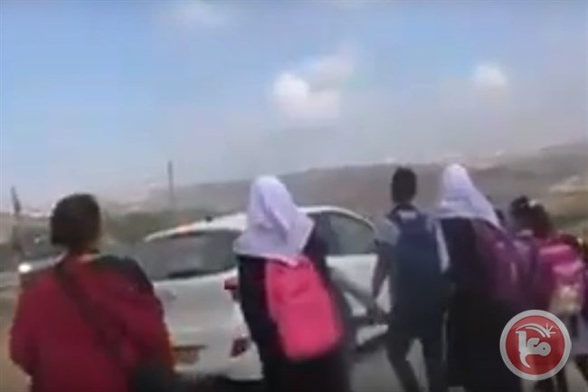 فيديو - مستوطن يمنع الطلبة من الوصول الى مدرستهم بالخليل