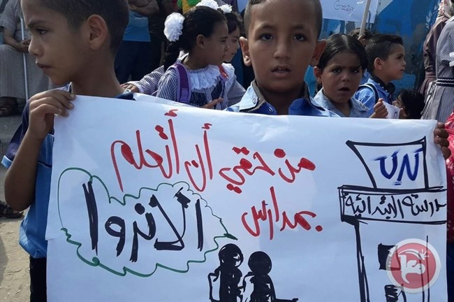 طلاب عائلة الأقرع يواصلون الاحتجاج