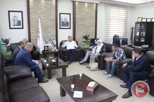 بلدية الخليل تَبحث مع معرض الصناعات الانشائية سُبل إنجاحه