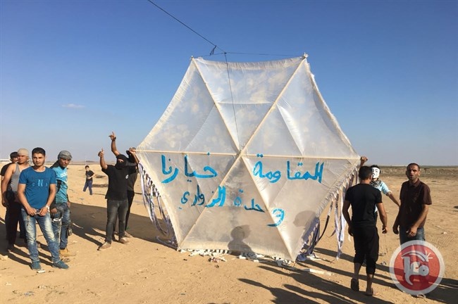 صور - إطلاق أكبر طبق ورقي باتجاه المستوطنات
