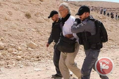 بعد اعتقاله: البروفيسور فرانك يضرب عن الطعام تضامنا مع الخان اﻻحمر
