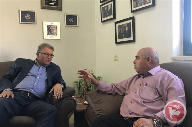 أبو الحاج يطلع رئيس جامعة القدس على سير العمل في المركز