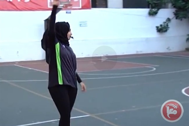شاهد- امرأة تحكم مباريات كرة السلة في غزة