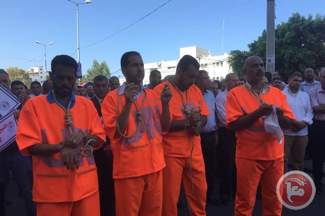 موظفو &quot;الاونروا&quot; يرتدون زي الاعدام بغزة