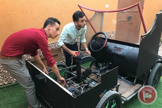 أول سيارة تعمل بالطاقة الشمسية في غزة