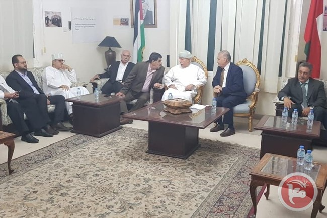 السفير جرادات يلتقي عددا من ممثلي الجالية في عُمان