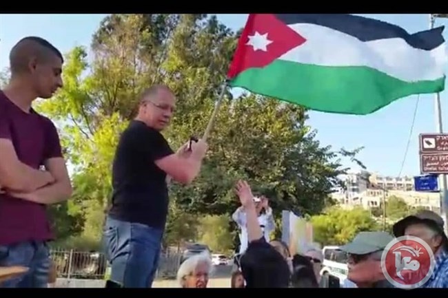 فيديو- شرطة الاحتلال تعتقل متضامنا لرفعه العلم الاردني