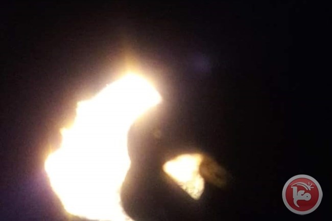 مستوطنون يضرمون النار بمنزل في الخليل