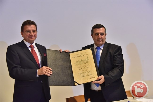 سلمان يمنح ممثل بولندا السابق شهادة مواطنة فخرية لمدينة بيت لحم
