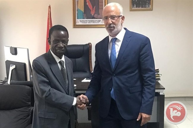 السفير أبو بكر يبحث التعاون مع وزير الصحة الغيني