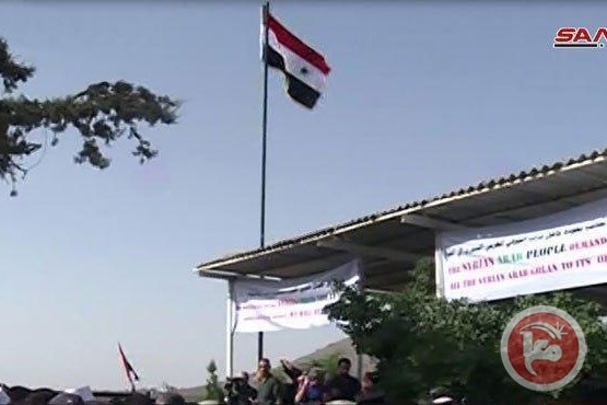 بالتزامن مع نصيب- علم سوريا يرفرف فوق معبر القنيطرة