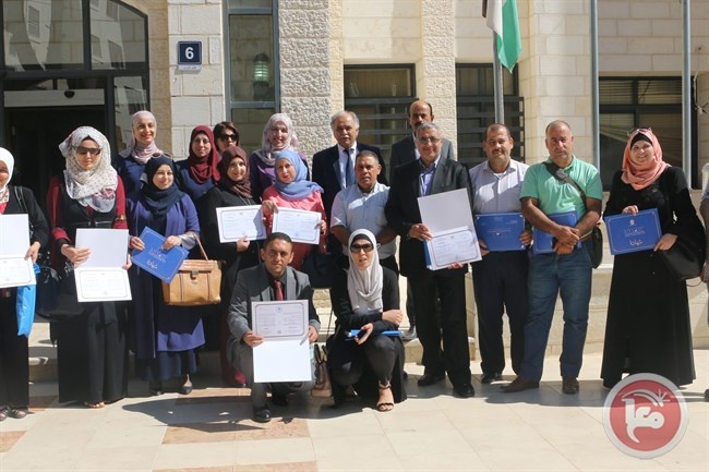 التربية تختتم دورة لتعليم اللغة العبرية