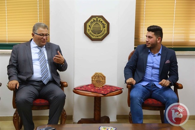 البروفيسور ابوكشك يُسلم مهام رئاسة جامعة القدس لطالب من الجامعة