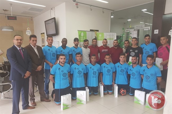 بنك القدس يدعم نادي ذنابة بالزي الرياضي