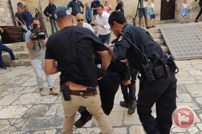 الاحتلال يعتدي على الرهبان الأقباط ويعتقل أحدهم