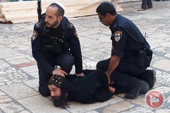 شاهد- الاحتلال يعتدي على الرهبان الأقباط ويعتقل أحدهم