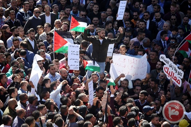 رام الله- الآلاف يتظاهرون ضد قانون الضمان الاجتماعي