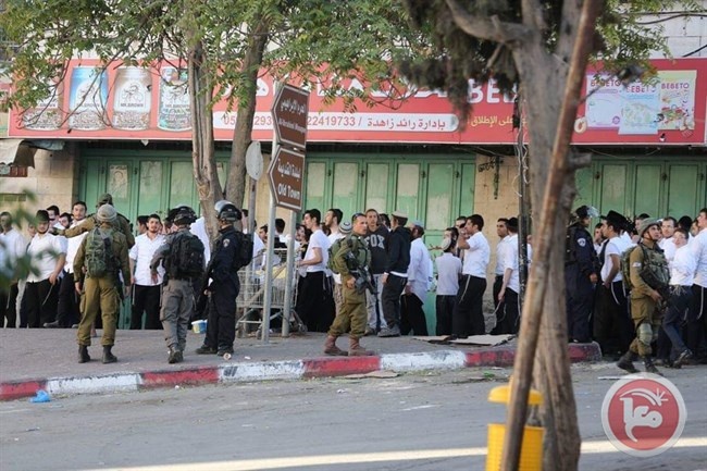 قوات الاحتلال تغلق وسط الخليل (صور)