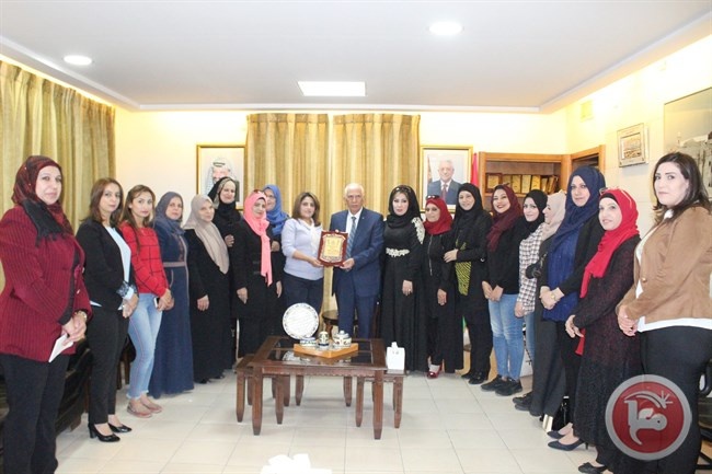 المحافظ حميد يشدد على أهمية دور المرأة في النهوض بالمجتمع