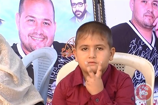 الزعانين أول اسير يلتقي بطفله ذي النطفة المهربة