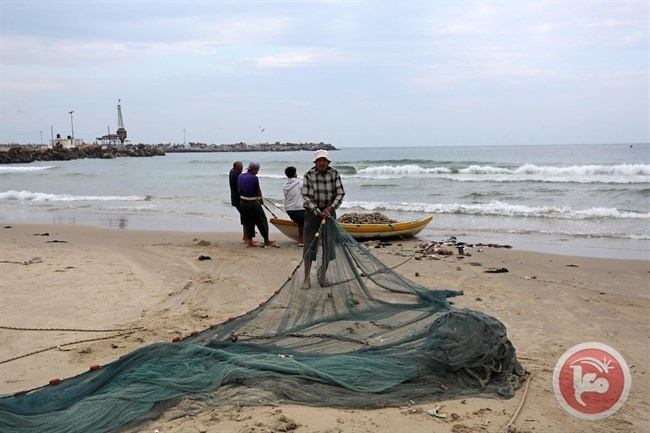 الاحتلال يستهدف الصيادين في بحر خانيونس