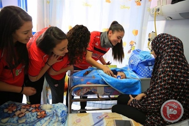 لاعبات المنتخب الأولمبي يزرن الأطفال المرضى في مجمع فلسطين الطبي