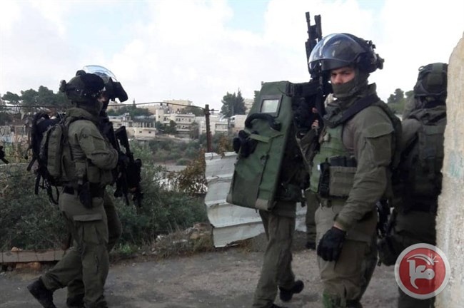 للمرة الثانية- الاحتلال يقتحم منزل منفذ عملية القدس ويعتقل عائلته