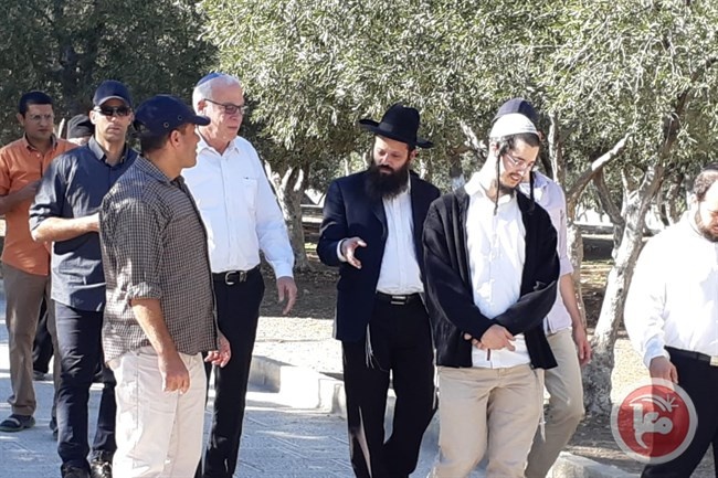 وزير الزراعة الاسرائيلي يقتحم ساحات الاقصى
