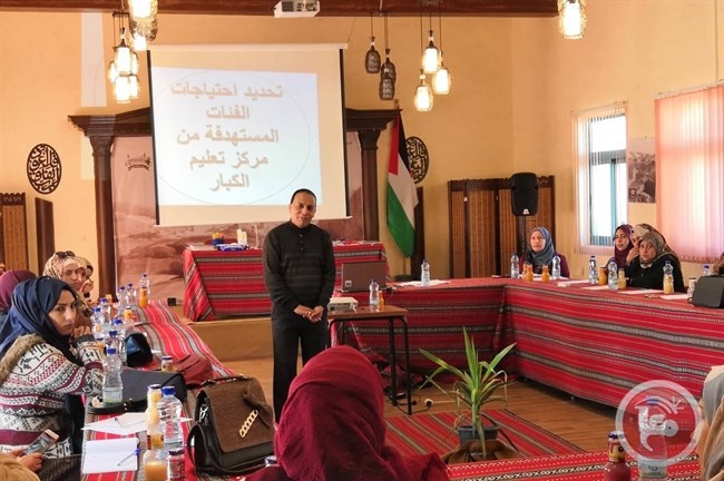 المركز الفلسطيني يعقد لقاء حول مركز تعليم الكبار ومحو الامية
