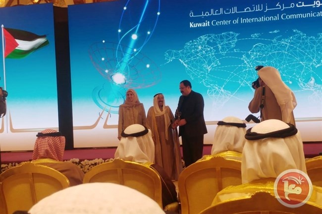 أمير الكويت يكرّم فلسطين لفوزها بجائزة التميز في التعليم