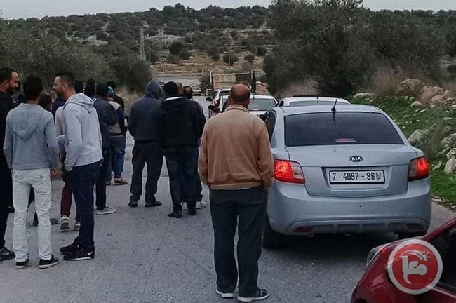 إغلاق مداخل قرية دير أبو مشعل