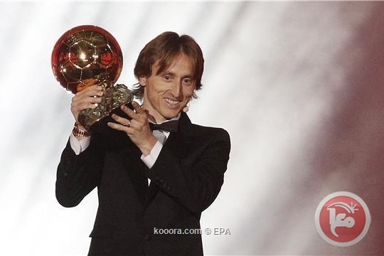 مودريتش يتوج بجائزة الكرة الذهبية