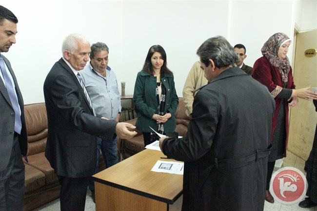 محافظ بيت لحم يوزع مكرمة رئاسية لعدد من طلبة الجامعات