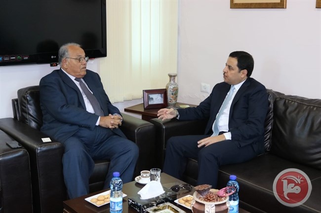 السفير الأردني يلتقي رئيس دائرة التربية والتعليم في منظمة التحرير