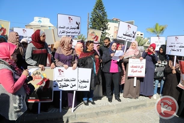 غزة- تظاهرة تطالب بإنهاء العنف ضد النساء