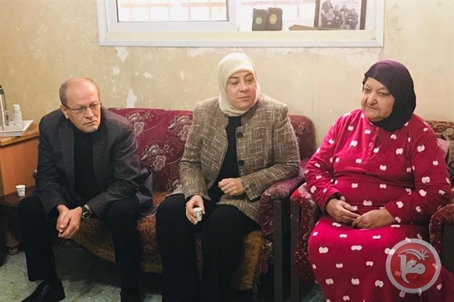 هيئة الأسرى ومحافظة رام الله تنظمان زيارة تضامنية مع عائلة أبو حميد