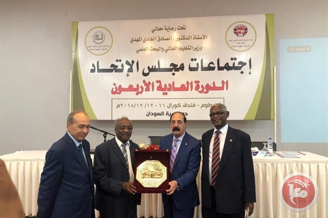 فلسطين تكرم وزير التعليم السوداني وأمين عام مجالس البحث العلمي