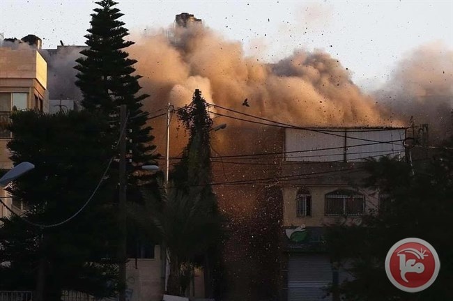 (فيديو) 56 إصابة- الاحتلال يفجر منزل عائلة أبو حميد