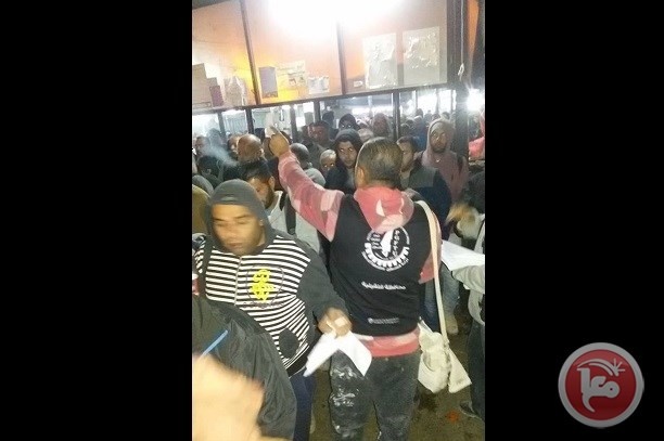 كوادر اتحاد العمال بقلقيلية يوزعون بيان الكتل البرلمانية التوضيحي
