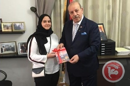 السفير عارف يتسلم نسخة عن كتاب &quot;الشمس ستسطع&quot;
