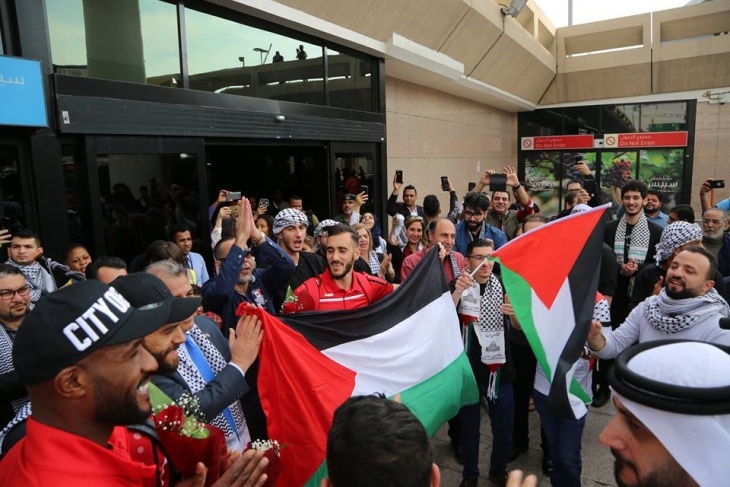 استقبال جماهيري حاشد لبعثة الفدائي التي وصلت الإمارات