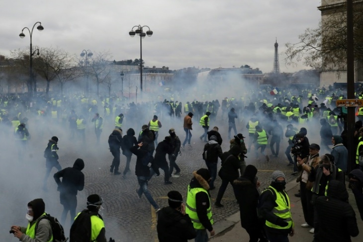 مواجهات في الشوارع الفرنسية واعتقالات للسترات الصفراء