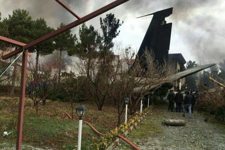تحطم طائرة في منطقة سكنية غرب طهران ومقتل جميع ركابها