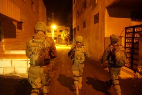 قوات الاحتلال تعتقل 11 مواطناً من الضفة