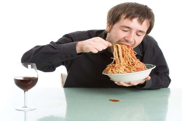 أنت تقتل نفسك.. تعرف على مخاطر الأكل السريع