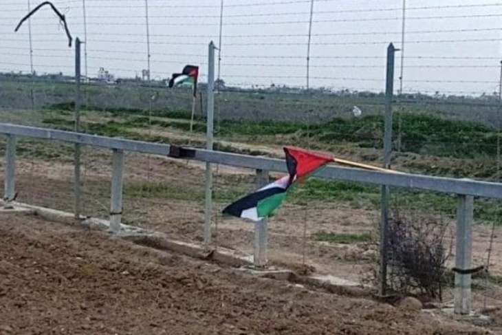 الاحتلال يفجّر العلم على السياج الحدودي