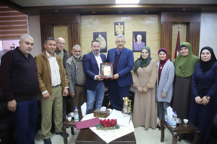 التجمع الوطني لأسر الشهداء يكرم محافظ طولكرم
