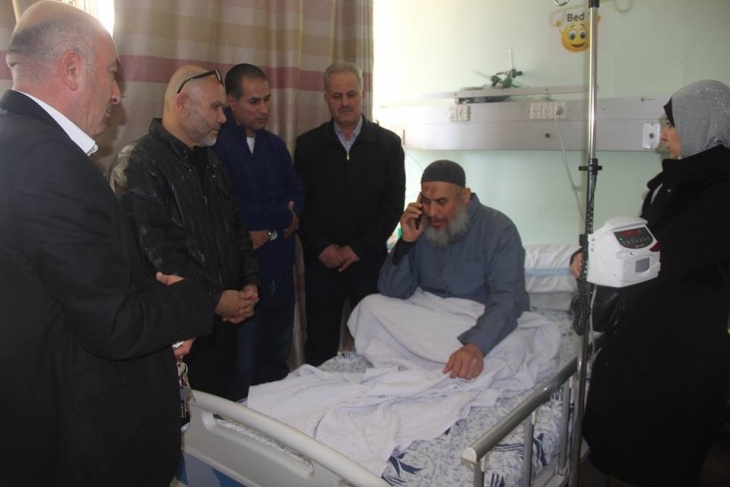 وفد من دائرة شؤون اللاجئين يعود الشيخ الاسطل في مستشفى نابلس