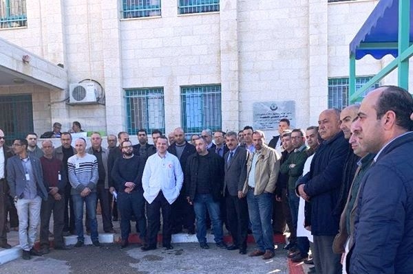نقابة الاطباء في قلقيلية تنظم وقفة احتجاجا على الاعتداء على طبيب