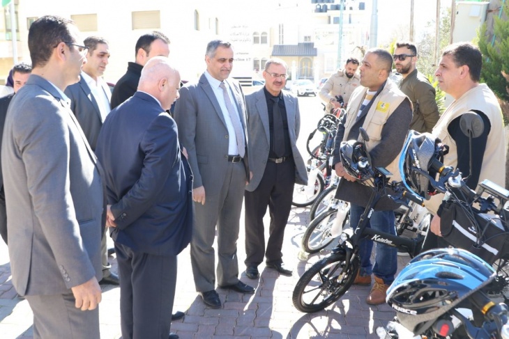 وزير الاتصالات يسلّم البريد 10 دراجات كهربائية
